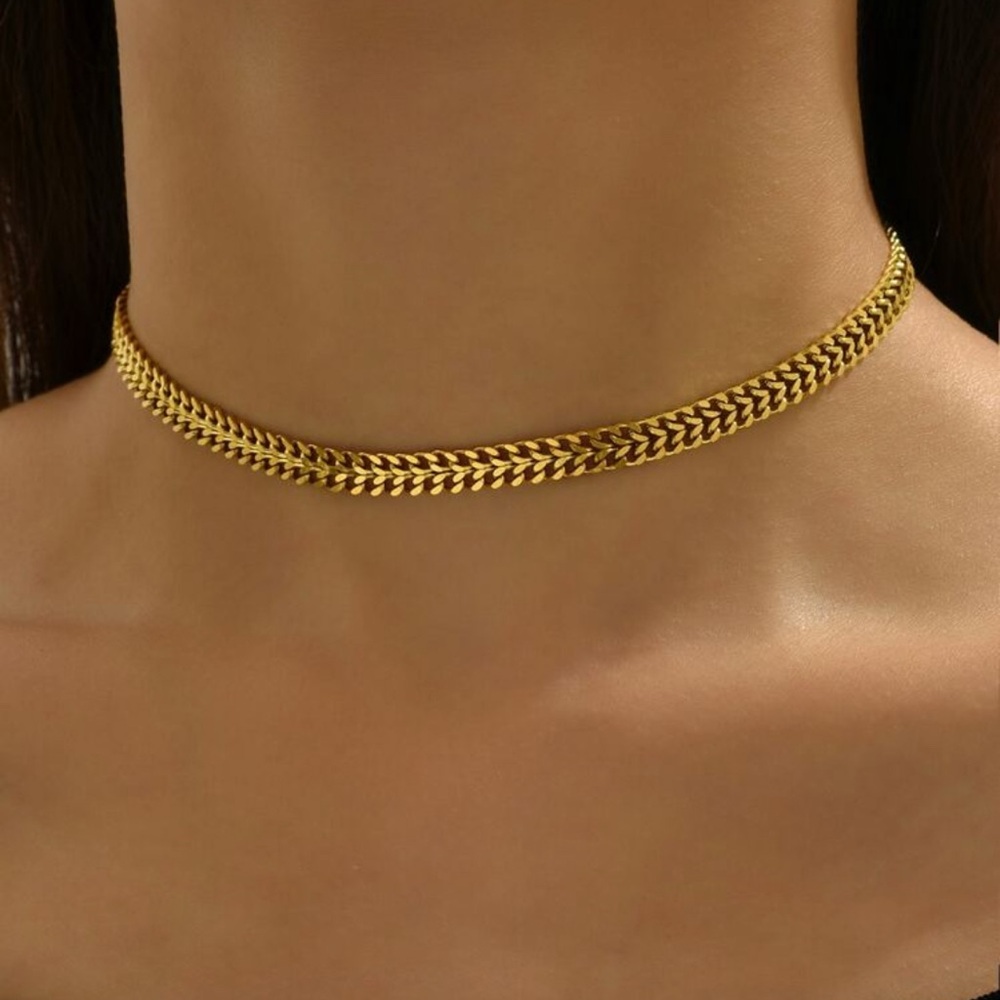 Elegant Gold Necklace for Women